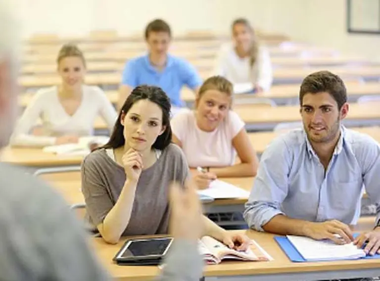 Menos de 30% de los alumnos de universidades estatales llega a graduarse