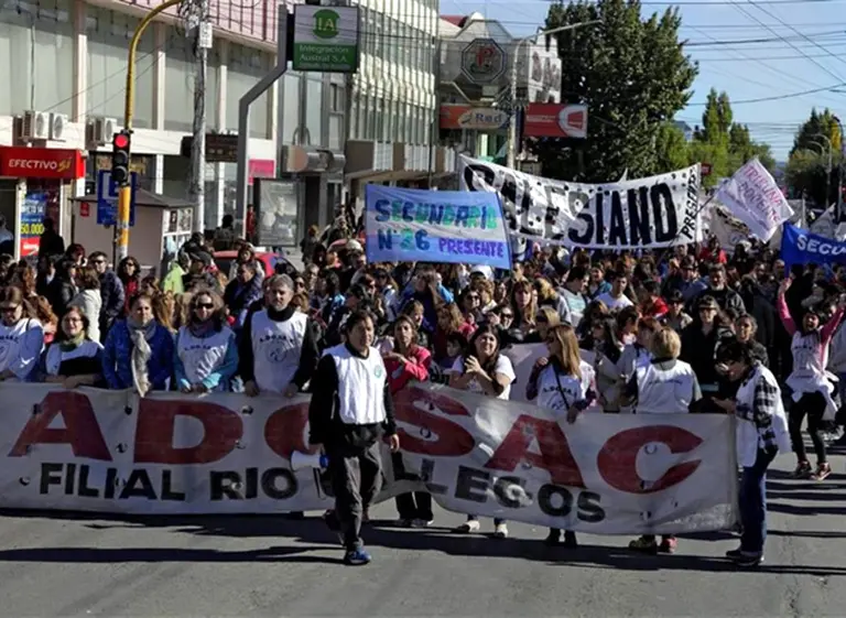 Desde 2015, los alumnos de Santa Cruz perdieron un año lectivo completo por los paros