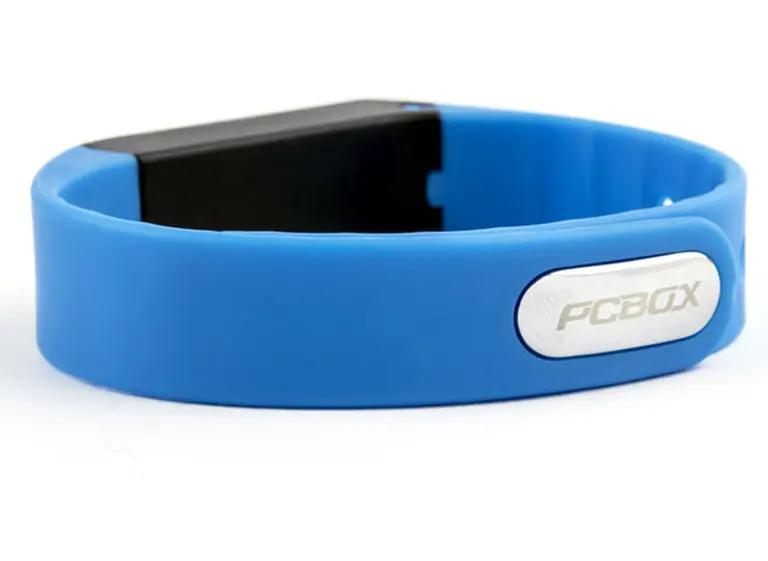 PCBox presenta una pulsera "inteligente" con un botón antipánico