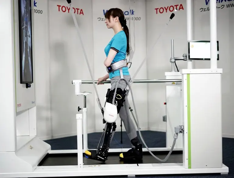 Toyota lanzó una prótesis robótica para rehabilitar pacientes con parálisis