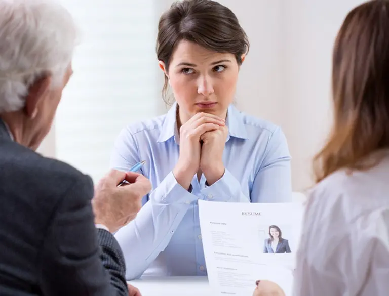 Diez gestos corporales que debe evitar en una entrevista de trabajo