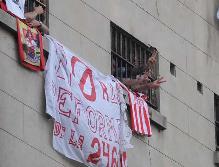 Devoto: los reclusos en huelga de hambre iniciaron un incendio