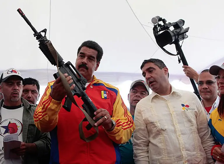 Más armas en un paí­s en llamas: Maduro y su plan para repartir 500.000 fusiles a los milicianos