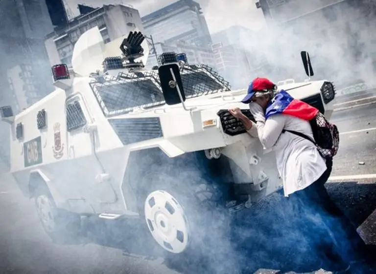 Lo que se sabe sobre la mujer que paró una tanqueta en Venezuela