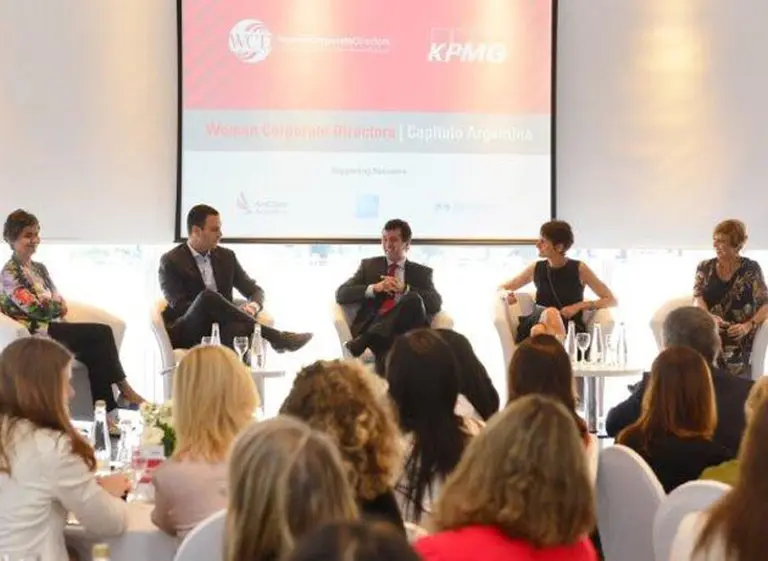 Cupos femeninos y la brecha de confianza en el debate de mujeres en altos cargos