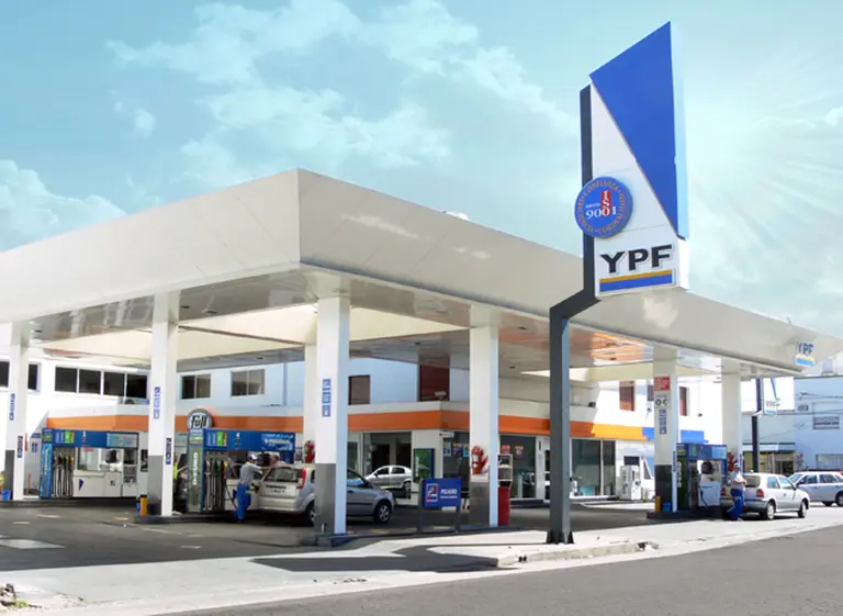 Preocupante: por fuertes pérdidas, YPF postergó el pago de dividendos y bajó su acción