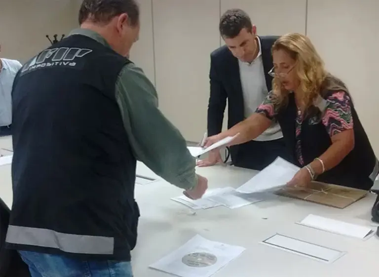 La Justicia allanó "fábrica" de facturas truchas que evadió $350 millones