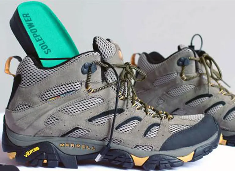 Cómo cargar su teléfono móvil con el sol, una bicicleta o sus zapatillas