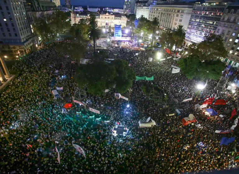 Tras la aprobación de la ley contra el fallo de la Corte, una multitud marchó a Plaza de Mayo en repudio al 2x1