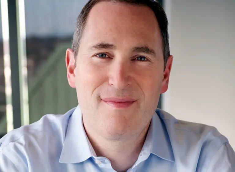 Quién es Andy Jassy, el ejecutivo que reemplazará a Jeff Bezos como nuevo CEO de Amazon