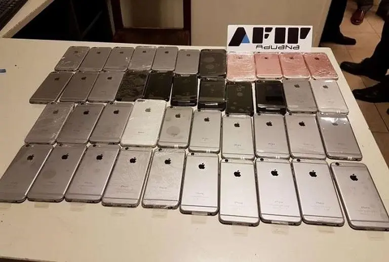 Se le fue la mano: en Ezeiza le descubrieron 42 iPhones escondidos entre sus ropas