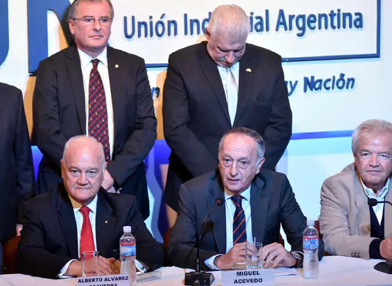 El Gobierno recibe a los jefes de la UIA  en la Casa Rosada y se esperan reclamos cruzados