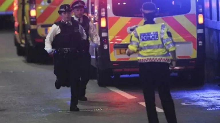 Video: el momento en que la Policí­a evacúa uno de los lugares atacados en Londres