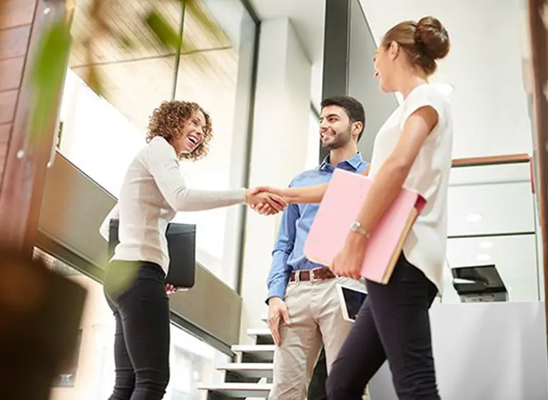 "Entro, aprendo y me voy": cuál es el valor de las "empresas escuela" para los jóvenes profesionales