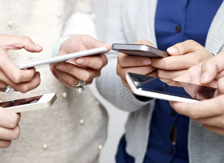 La inesperada y muy difundida enfermedad provocada por los celulares que preocupa a los médicos