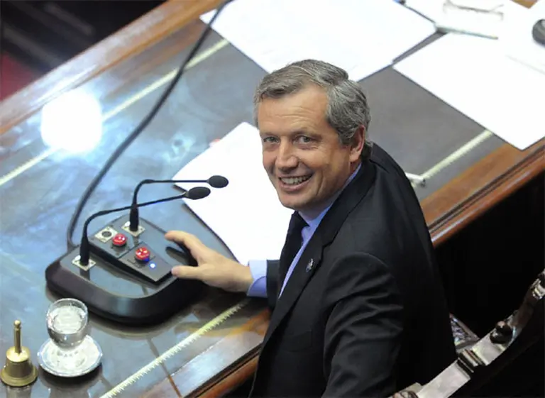 Monzó se reúne con jefes de bloques para cambiar el sistema canje de pasajes no usados en Diputados