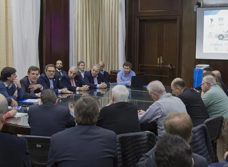 Paso clave para el plan "1 Millón" de autos: concluyó la primera cumbre entre Gobierno y terminales