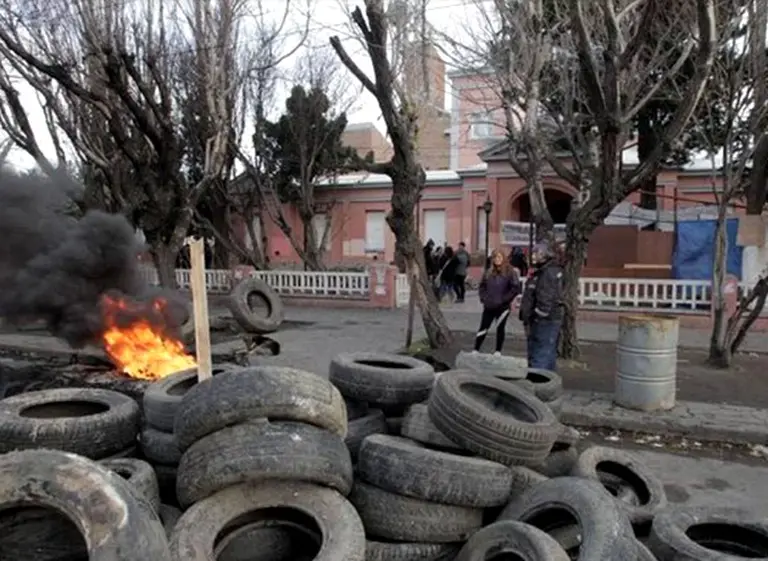 Santa Cruz: jubilados ocuparon la gobernación para reclamar por haberes