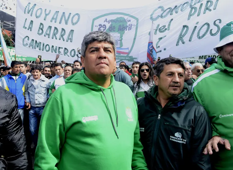 Los Moyano expanden su poder sindical: Camioneros logra bonus y pase a convenio de 500 choferes de Coca Cola