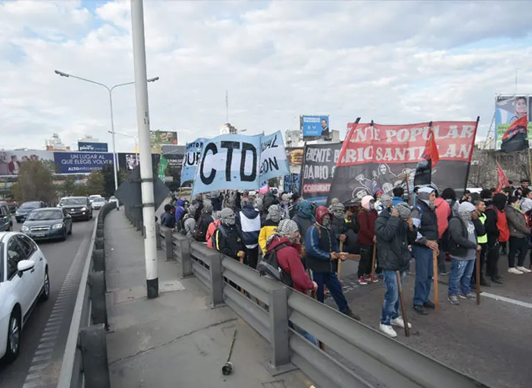 Organizaciones polí­ticas y sociales cortaron el Puente Pueyrredón