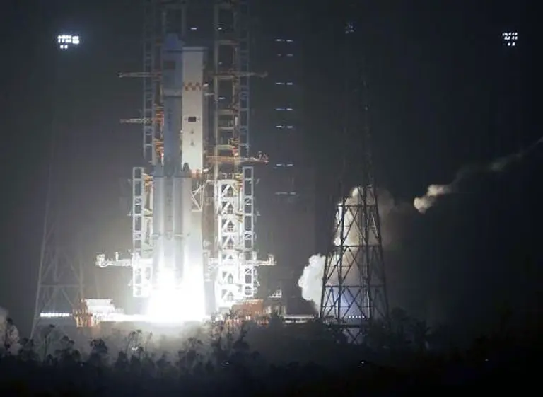 China lanza el cohete que llevará al espacio sus misiones más importantes