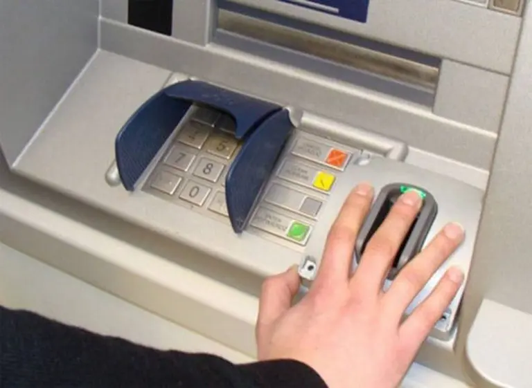 Macro instaló primer cajero que permite sacar dinero sólo con el dedo