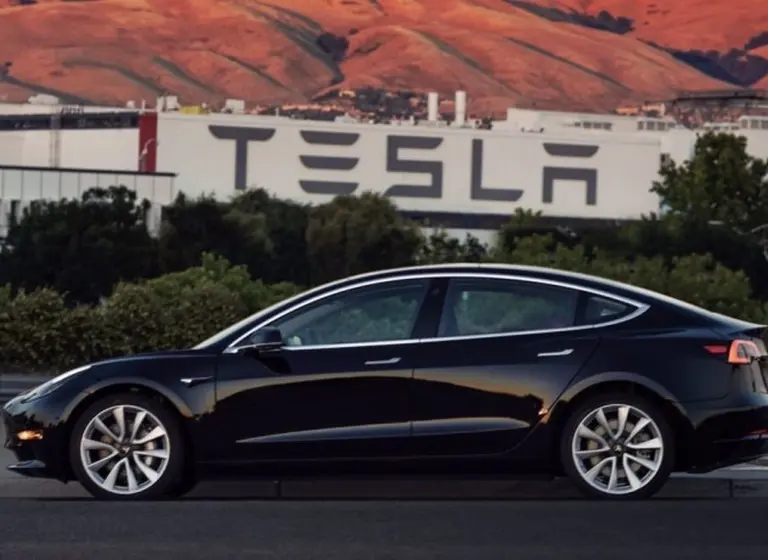 El primer Tesla Model 3 ya está en la calle: así­ es su diseño y caracterí­sticas definitivas