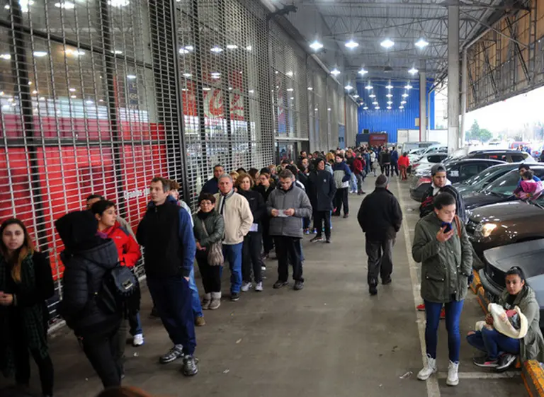 Largas colas y esperas por el 50% en supermercados del Banco Provincia