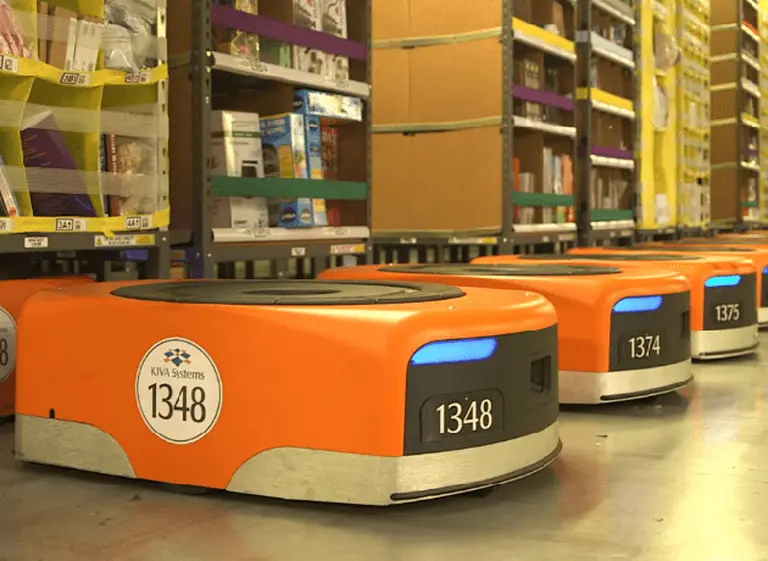 Cómo es el ejército de robots que Amazon utiliza en sus depósitos