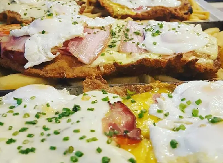 La mejor milanesa de Buenos Aires se sirve en Villa del Parque