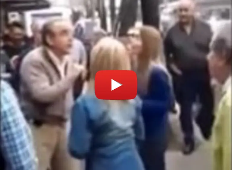 Nuevo escrache a Guillermo Moreno: "Chorro, sinvergí¼enza", le gritaron