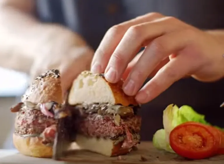 Bill Gates invierte u$s75 M en hamburguesas de laboratorio sin carne que "sangran"