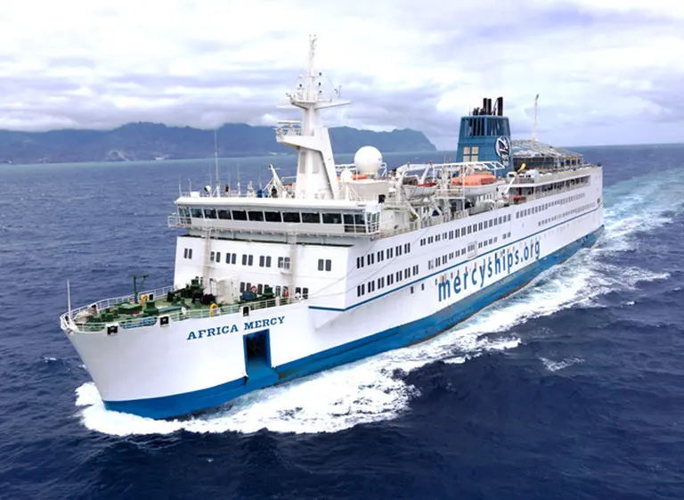 Un barco hospital lleva más de 10 años atendiendo gratuitamente en ífrica