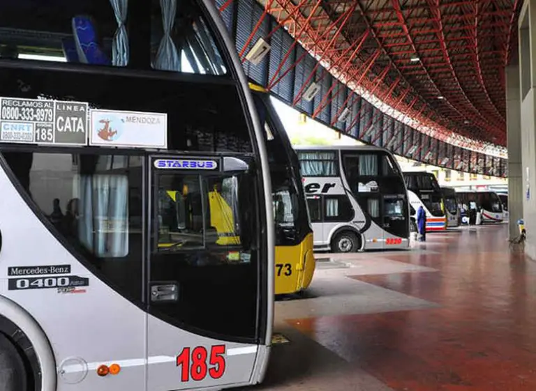 Cuatro grupos empresarios se disputan la concesión para operar la terminal de micros de Retiro