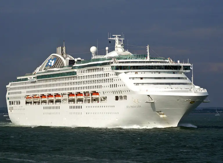 Crucero de lujo terminó a oscuras por temor a un ataque de piratas