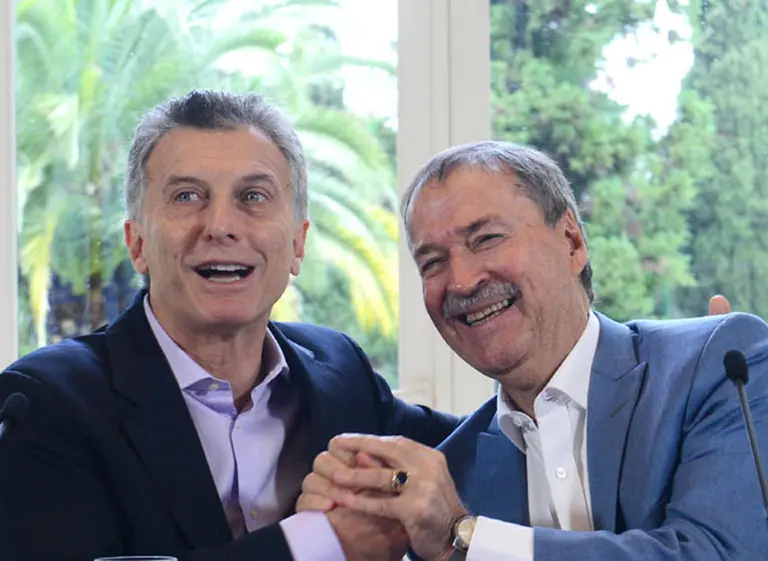 Guiño de Schiaretti a Macri: acordó suba del 11% en sueldos estatales