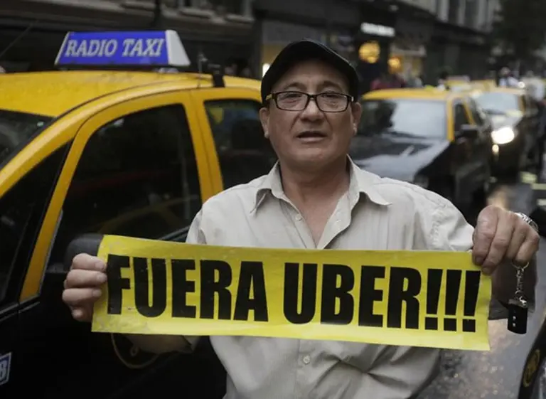 Mientras el servicio funciona, piden que lleven a juicio la causa contra Uber