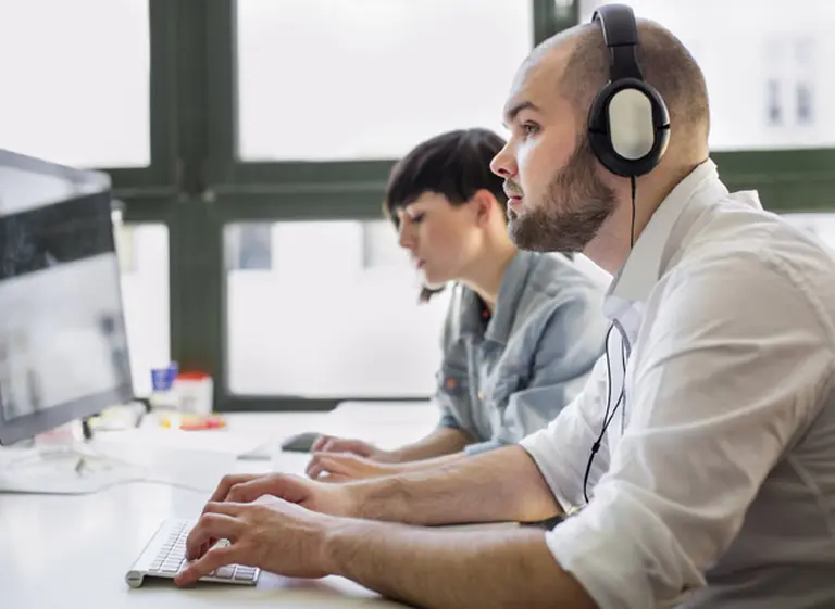 Música en la oficina: ¿cuál es la más indicada para trabajar en armoní­a?