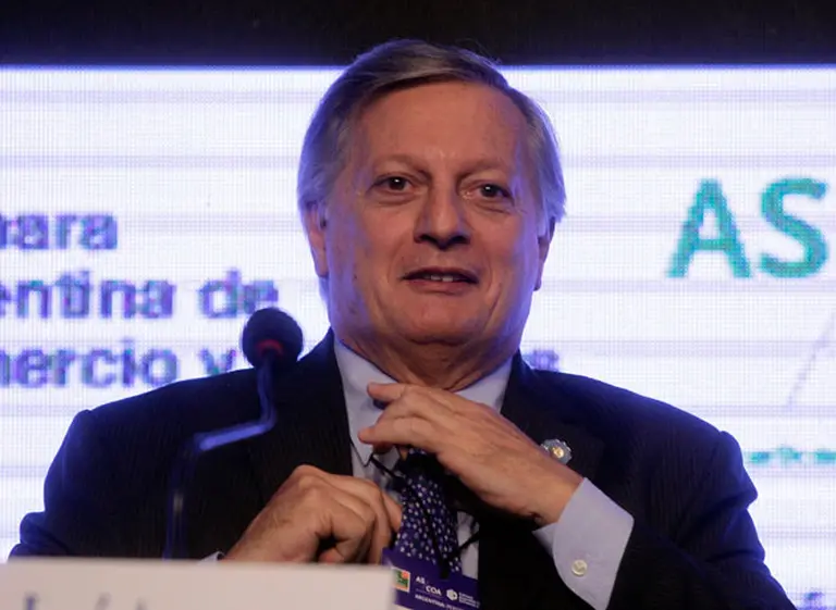 Juan José Aranguren aclaró que ahora cada petrolera fijará diferentes precios en los combustibles