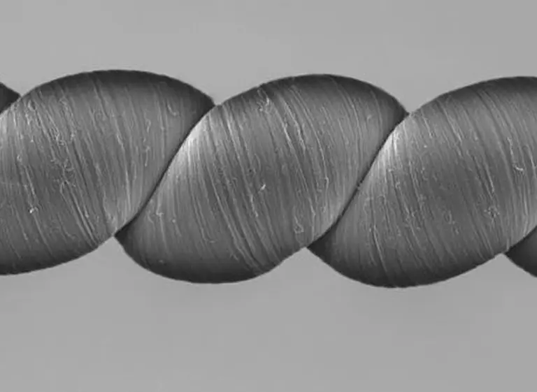 Ropa inteligente: crean una fibra que genera electricidad cuando se retuerce