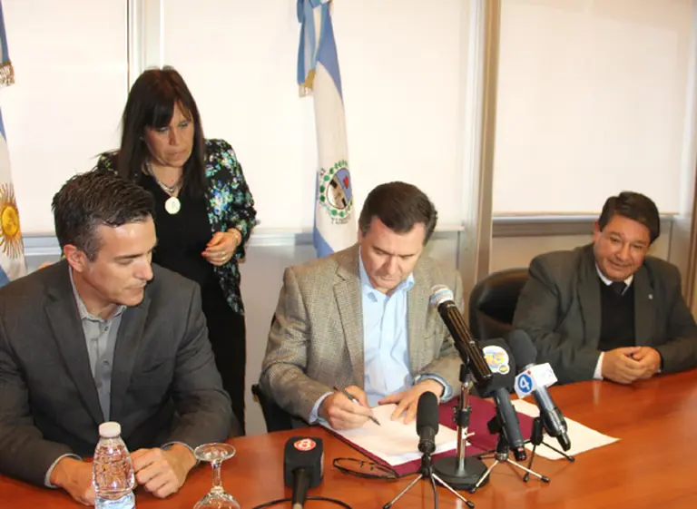 San Juan y Mina Veladero firman convenio educativo