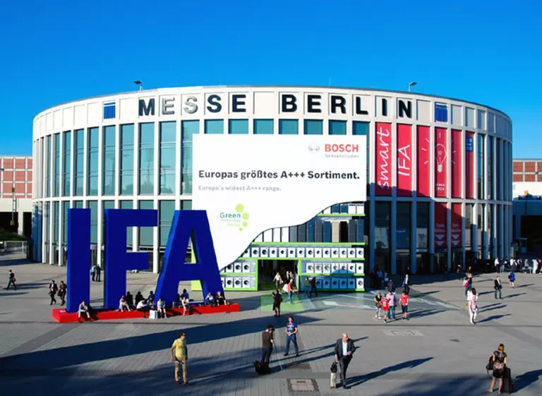 Las grandes marcas de móviles lanzan sus nuevos modelos en la feria IFA de Berlí­n