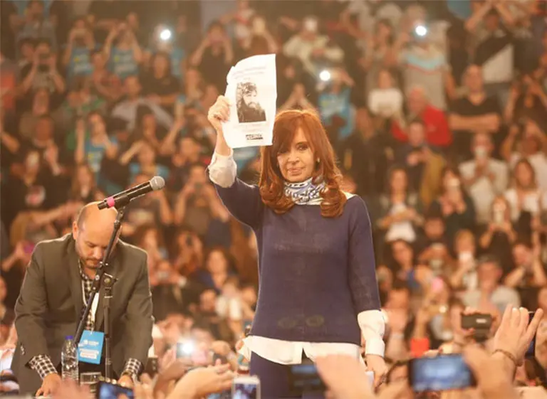 CFK esbozó su estrategia para octubre: "campaña ciudadana" para aunar oposición y foco en el caso Maldonado