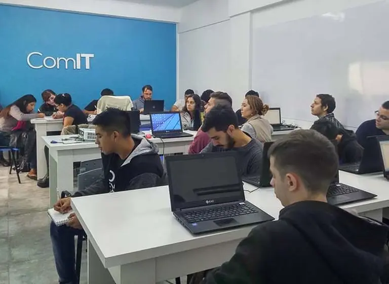 Cablevisión-Fibertel y ComunidadIT capacitaron en programación a jóvenes porteños