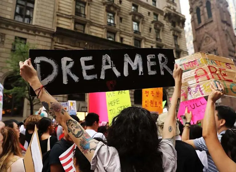 Trump ofrece legalizar 1,8 millones de "dreamers" a cambio de fondos para el muro en la frontera con México