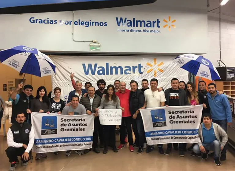 Gremio de Comercio paraliza por tercer dí­a el Walmart del DOT