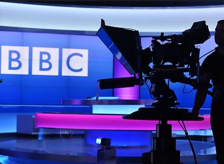 Editora de BBC renuncia a su puesto y levanta la voz en defensa de la paridad salarial