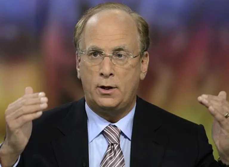Quién es Larry Fink, el poderoso millonario que maneja el fondo de inversión más grande del mundo