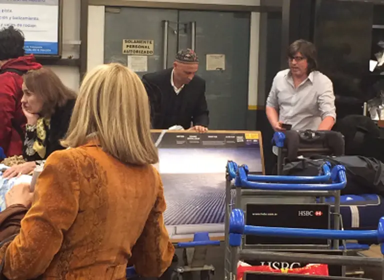 ¿Y la industria nacional?: las fotos de Bergman trayendo televisores de Chile