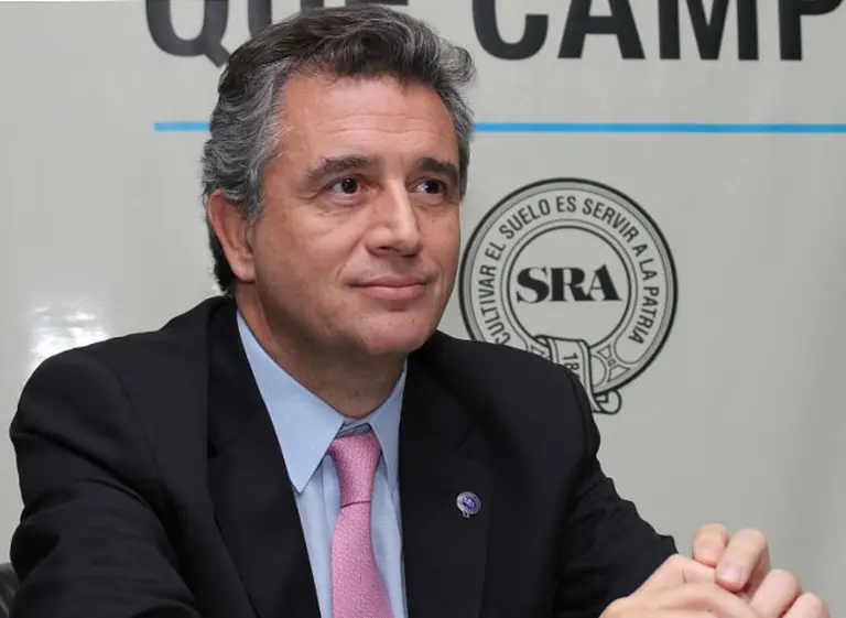 Etchevehere firmó una resolución para agilizar los trámites del campo